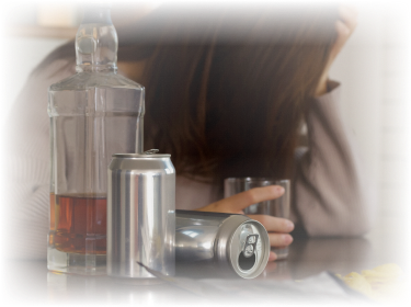 テーブルに並んでいる複数のお酒の缶