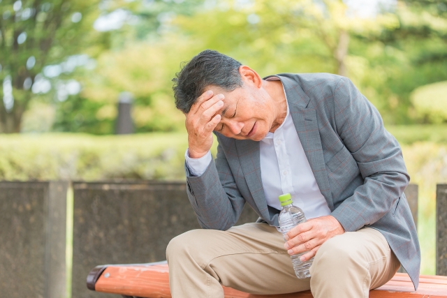 ベンチでうなだれる人