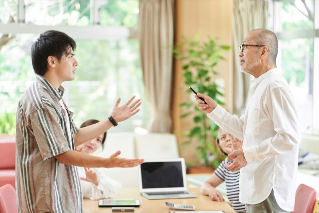 口喧嘩する二人