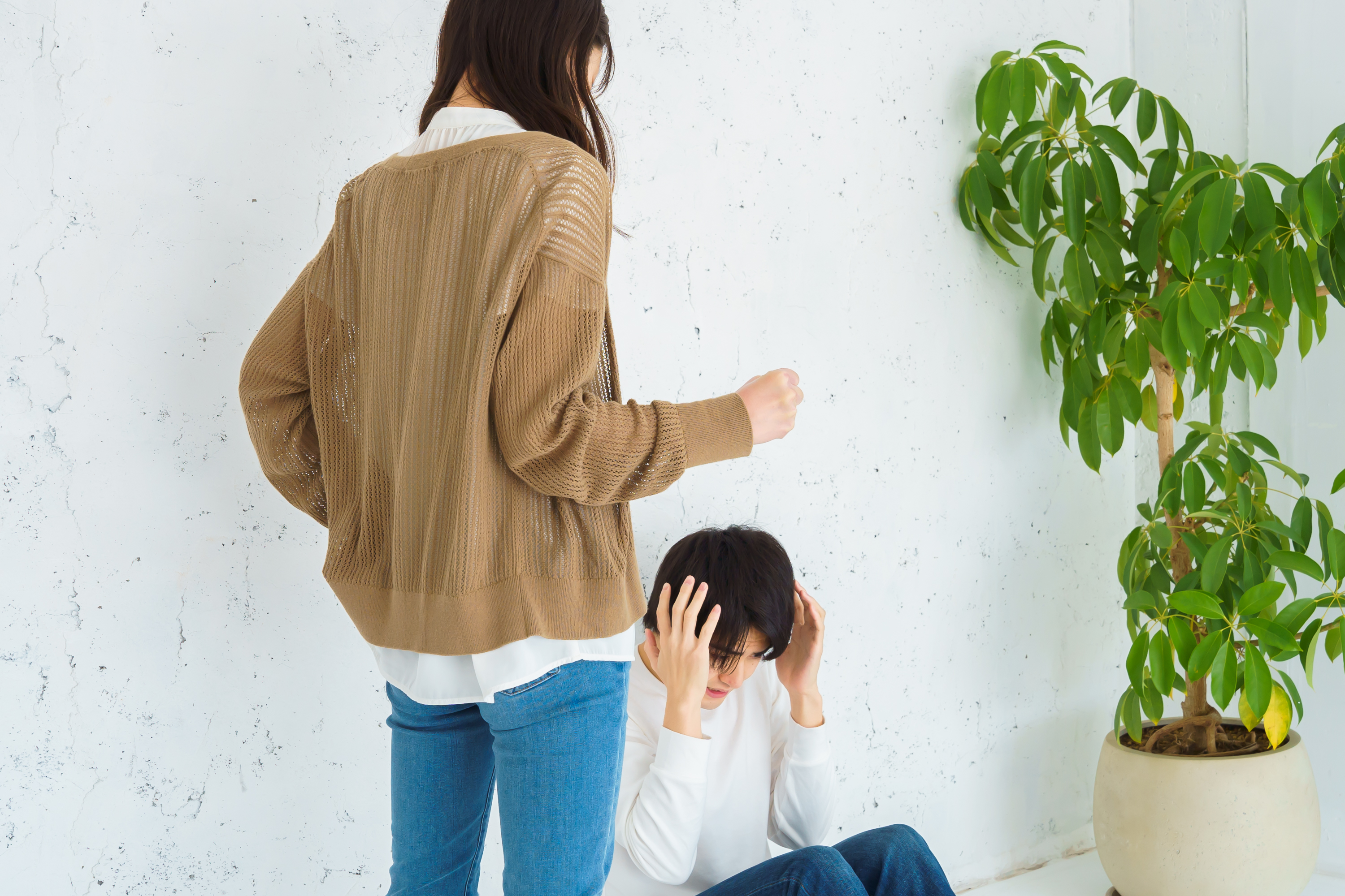 叱られて怖がる男性