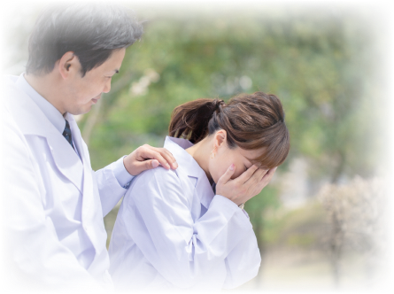 患者さんの肩に手を置くお医者さん