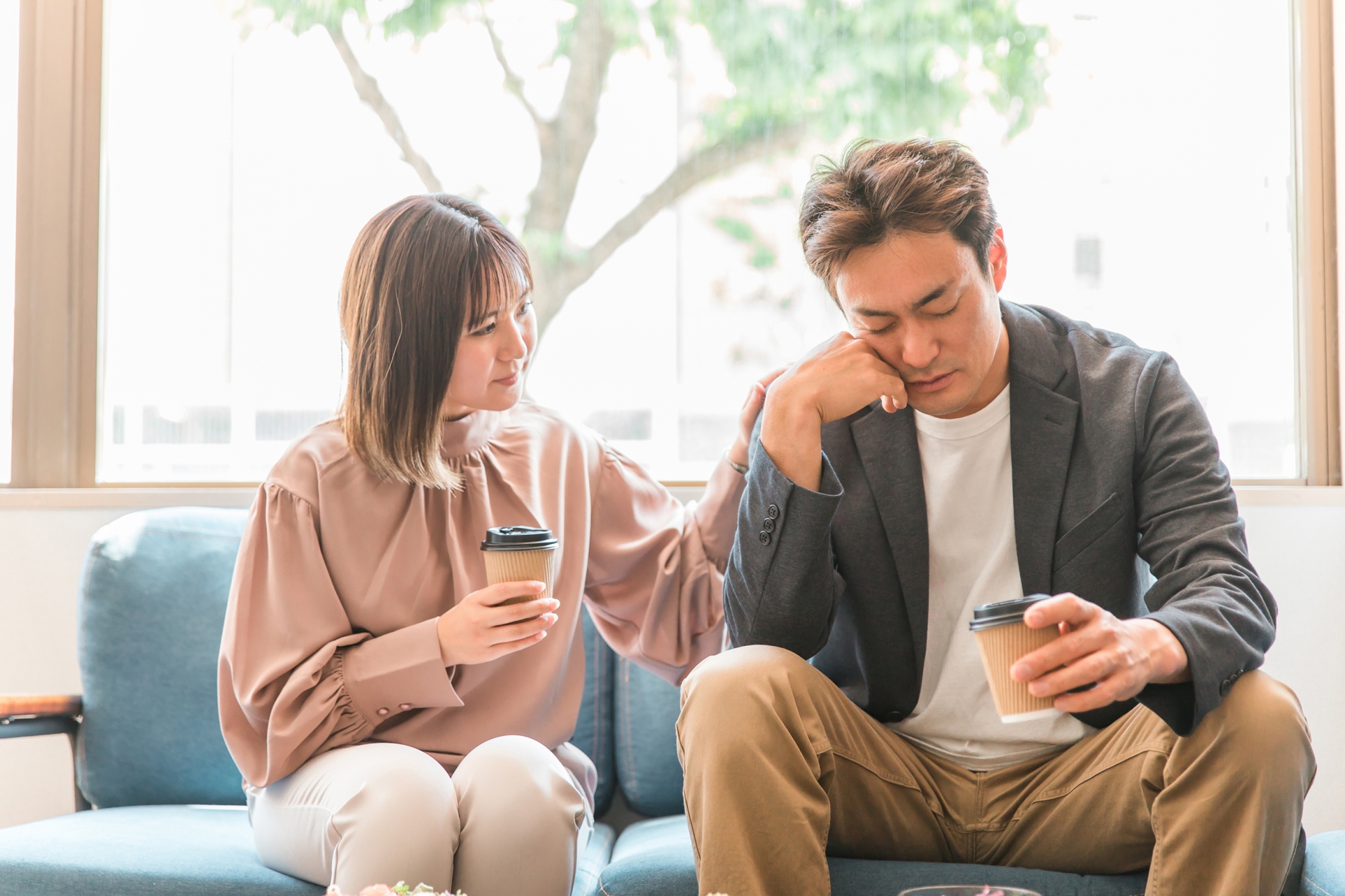 落ち込む人を慰める人
