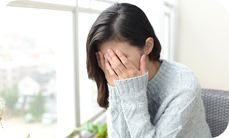 顔を両手で覆い、泣きくずれている女性